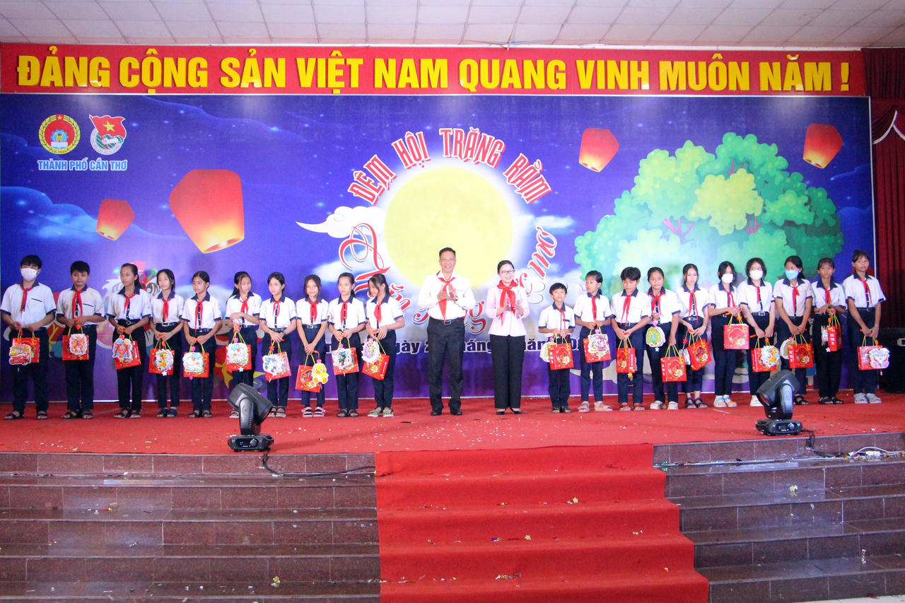 Mang Trung thu đến với trẻ em nghèo, có hoàn cảnh đặc biệt TP Cần Thơ