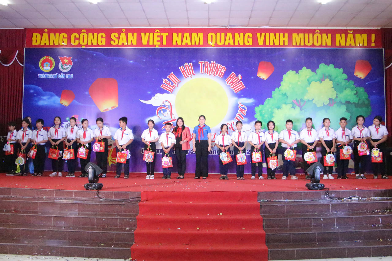 Mang Trung thu đến với trẻ em nghèo, có hoàn cảnh đặc biệt TP Cần Thơ