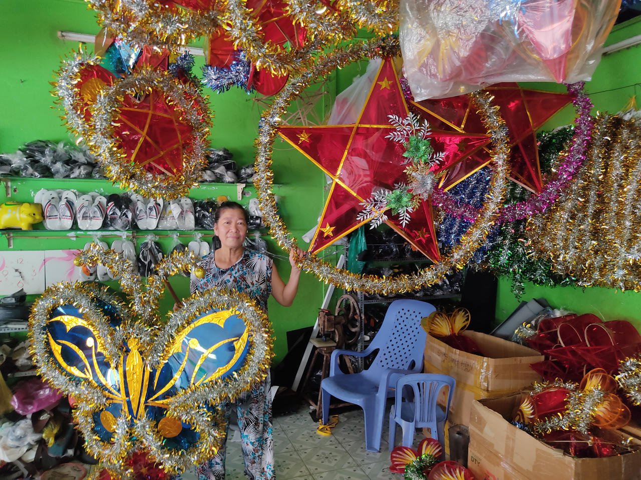 Người phụ nữ Đồng Tháp 30 năm níu giữ nghề làm lồng đèn truyền thống