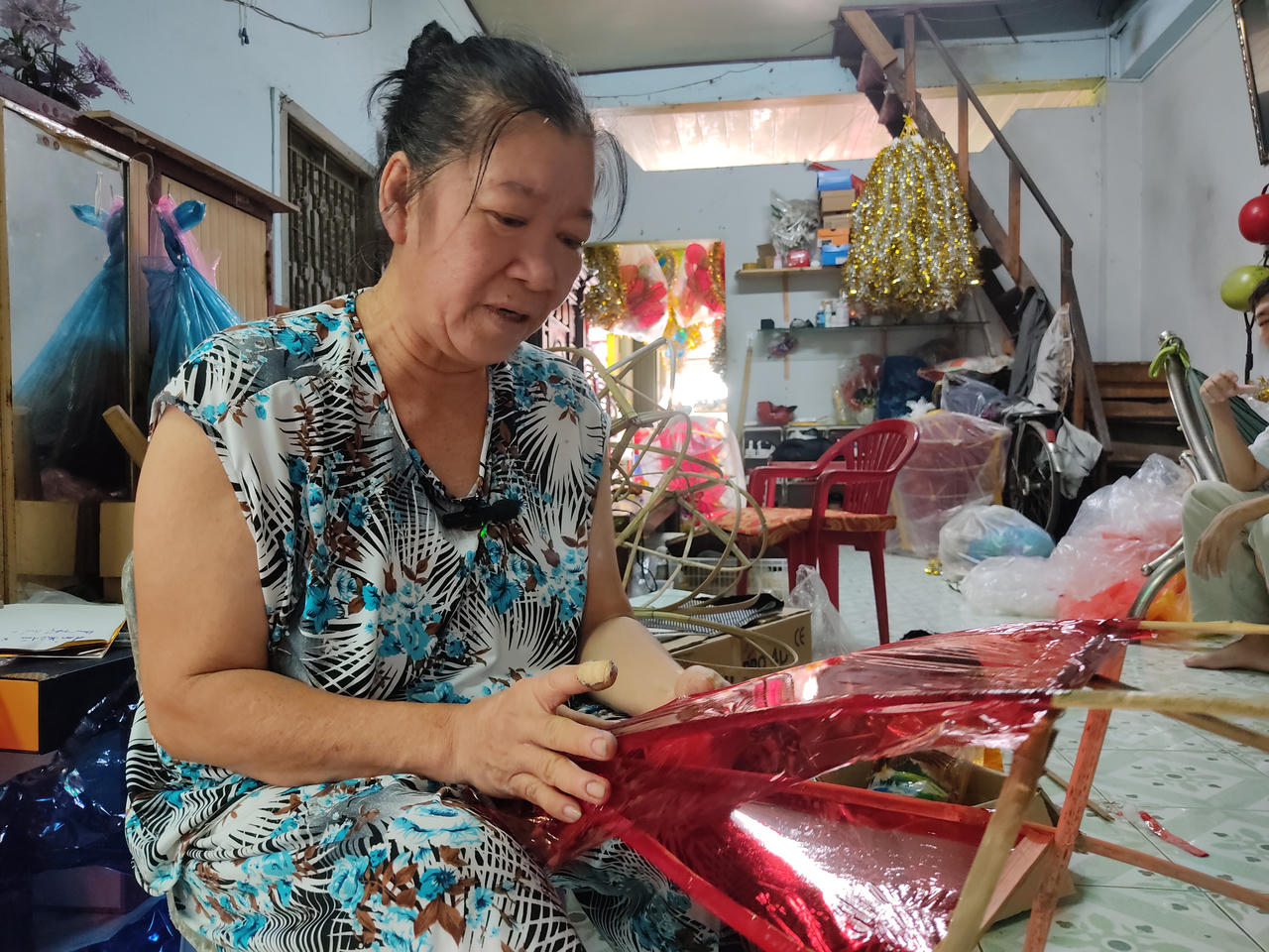 Người phụ nữ Đồng Tháp 30 năm níu giữ nghề làm lồng đèn truyền thống