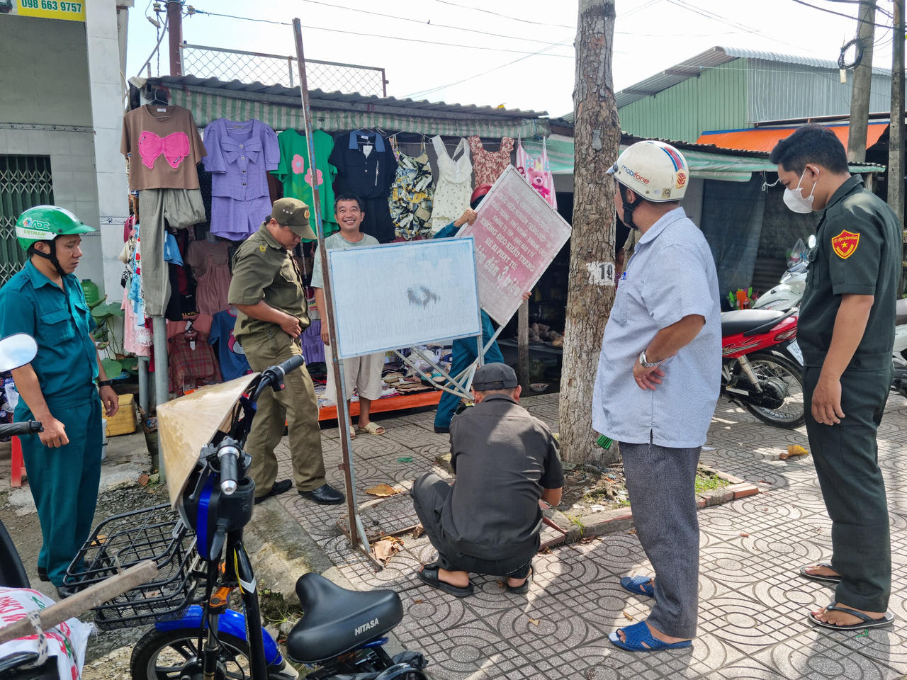 Ra quân dẹp 'nạn' chiếm vỉa hè, lòng lề đường tại Vĩnh Long