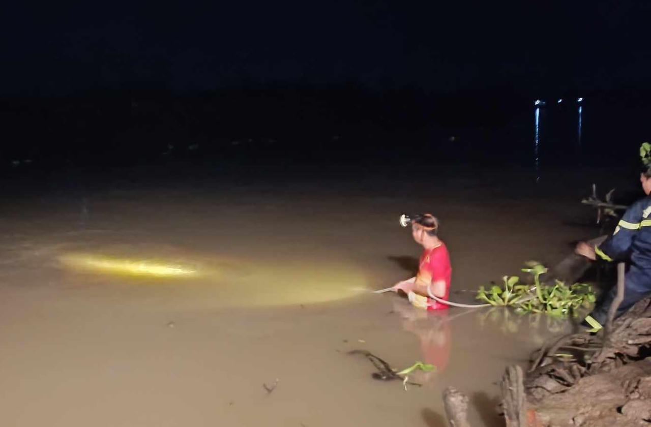 Tìm thấy thi thể bé gái ngã xuống sông Măng 