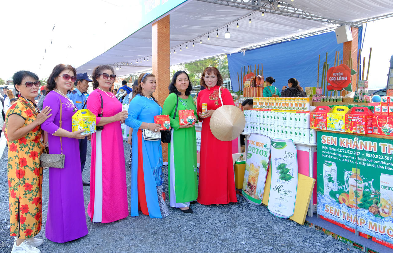 Rực rỡ đêm khai hội Festival Hoa Sa Đéc năm 2023