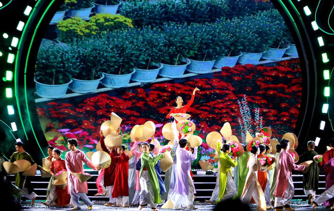 Rực rỡ đêm khai hội Festival Hoa Sa Đéc năm 2023