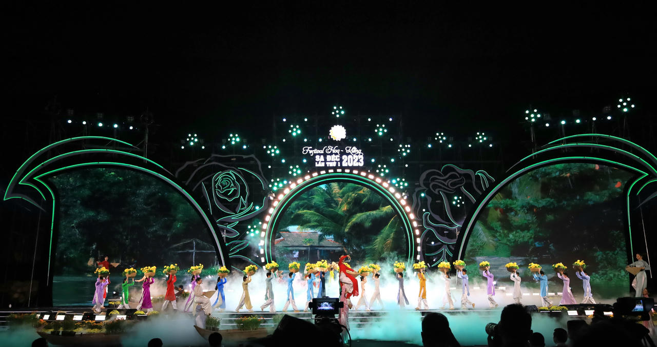 Rực rỡ đêm khai hội Festival Hoa Sa Đéc năm 2023