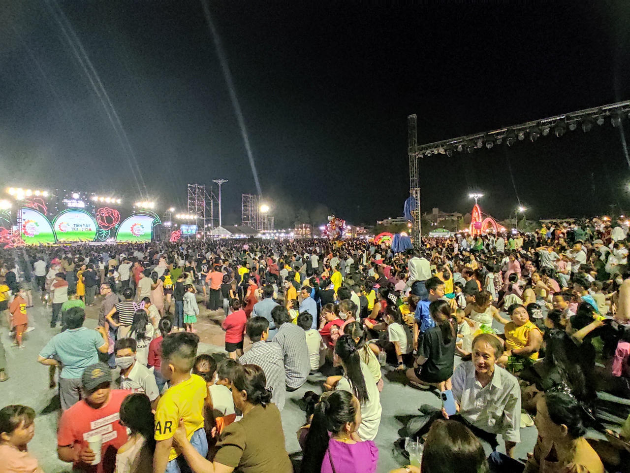 Rực rỡ đêm khai hội Festival Hoa Sa Đéc năm 2023