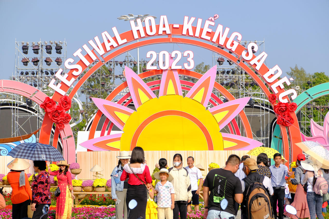 Rực rỡ đêm khai hội Festival Hoa Sa Đéc năm 2023