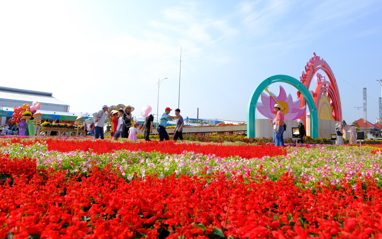 Rực rỡ đêm khai hội Festival Hoa Sa Đéc năm 2023