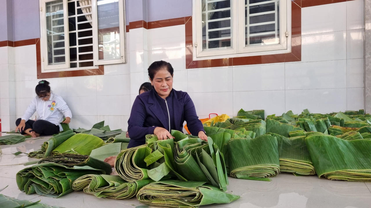 Trà Vinh: Làng nghề bánh tét Trà Cuôn chạy đua với Tết