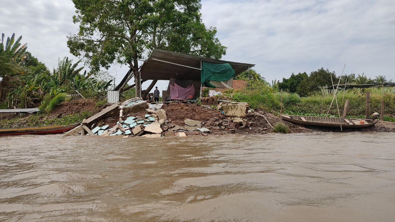 Người dân ở cồn Thanh Long lo lắng nguy cơ đất sạt xuống sông
