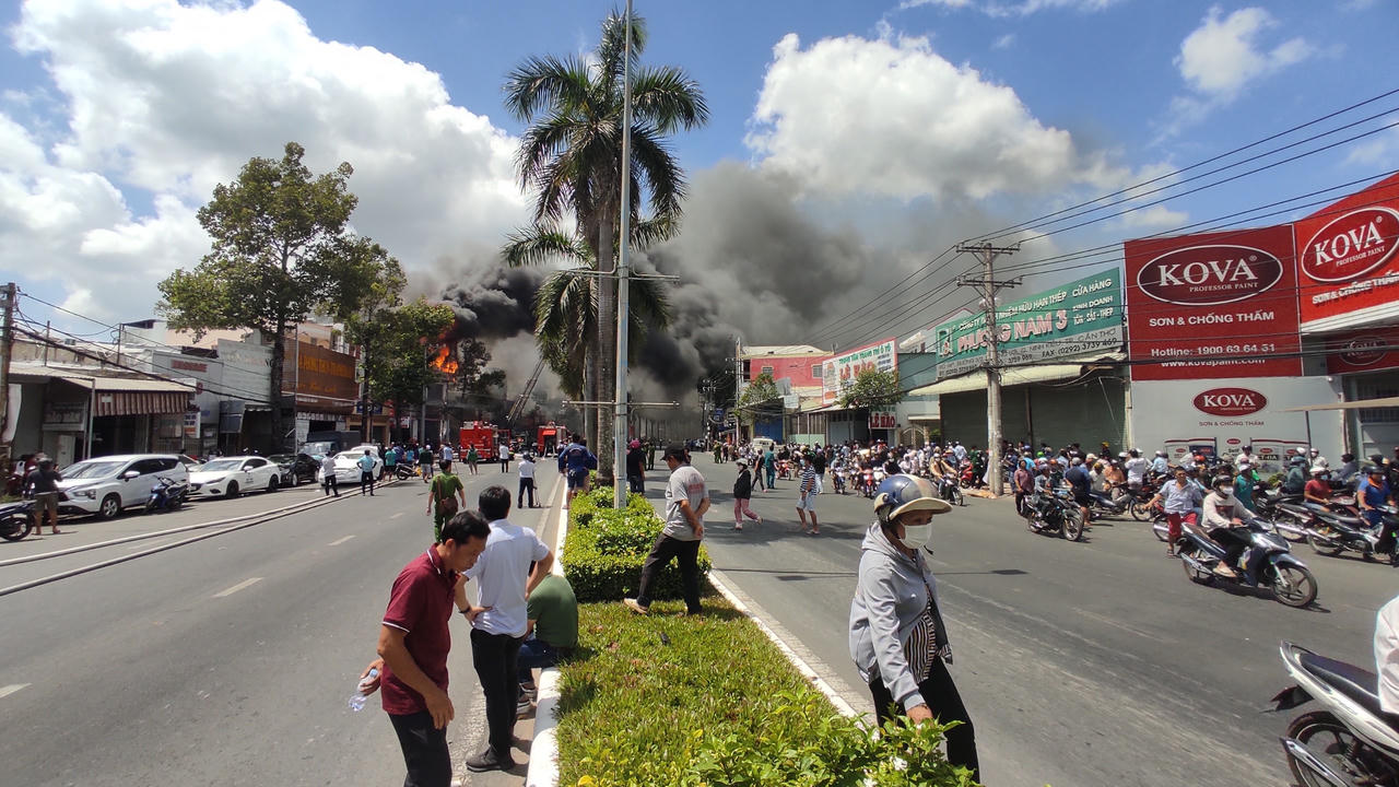 Cháy lớn gara ô tô ở Cần Thơ, nhiều người hốt hoảng bỏ chạy