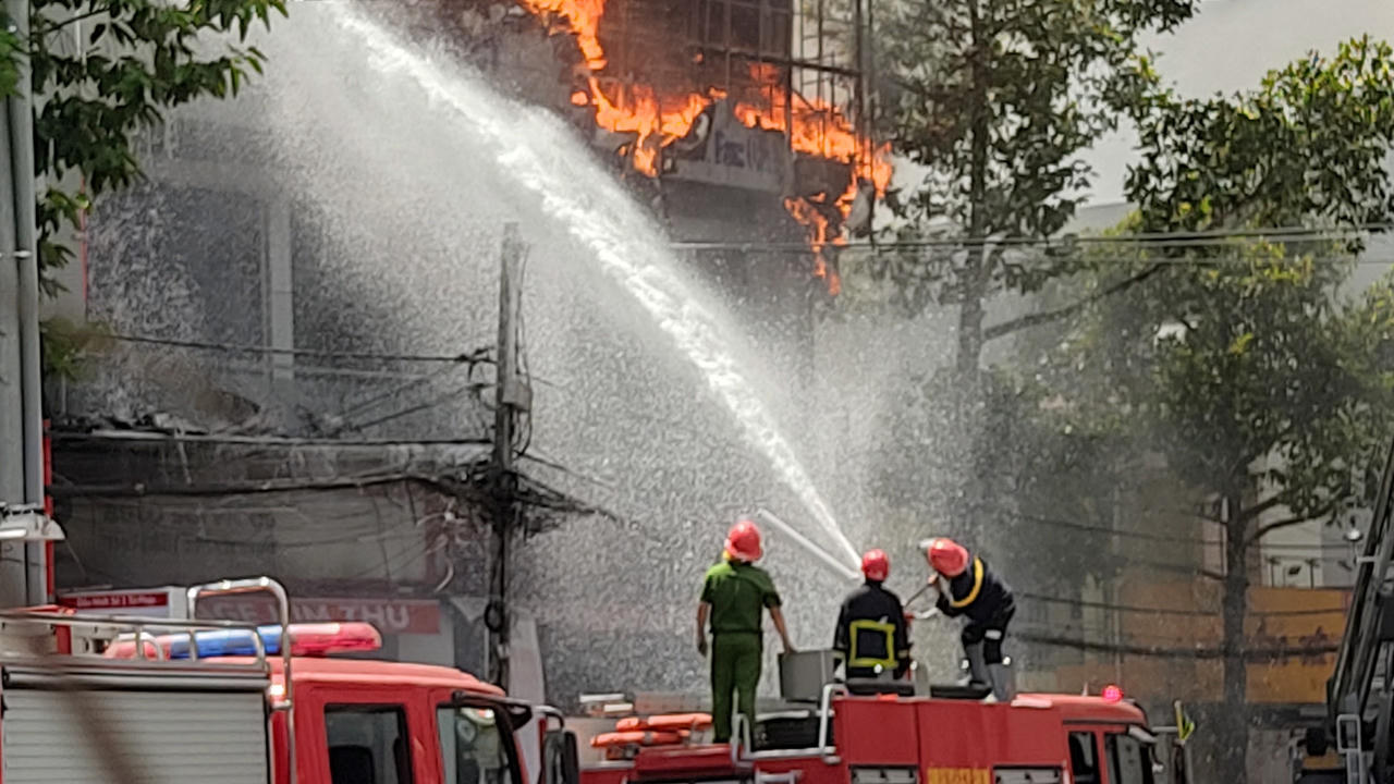 Cháy lớn gara ô tô ở Cần Thơ, nhiều người hốt hoảng bỏ chạy