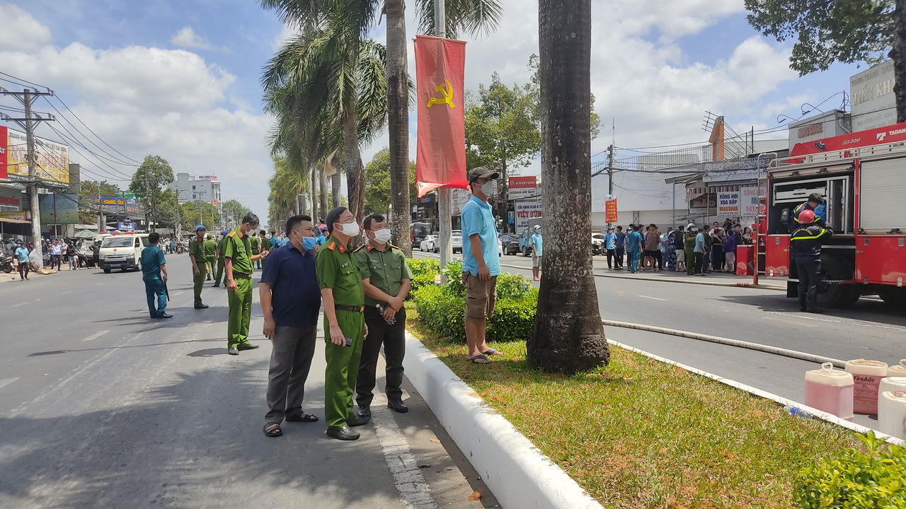 Cháy lớn gara ô tô ở Cần Thơ, nhiều người hốt hoảng bỏ chạy