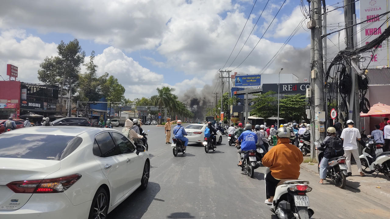 Cháy lớn gara ô tô ở Cần Thơ, nhiều người hốt hoảng bỏ chạy