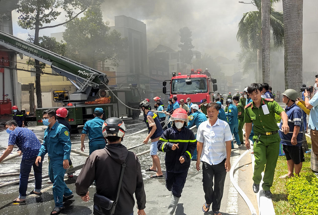 Cháy lớn gara ô tô ở Cần Thơ, nhiều người hốt hoảng bỏ chạy