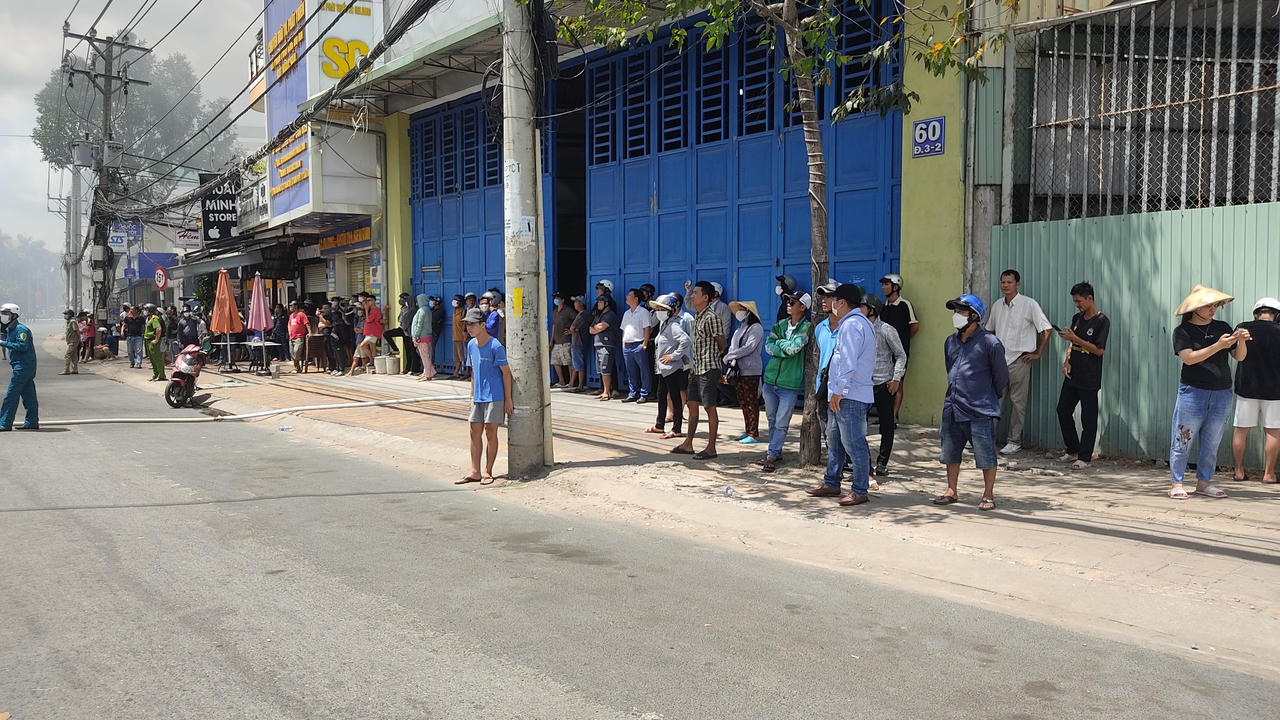 Cháy lớn gara ô tô ở Cần Thơ, nhiều người hốt hoảng bỏ chạy