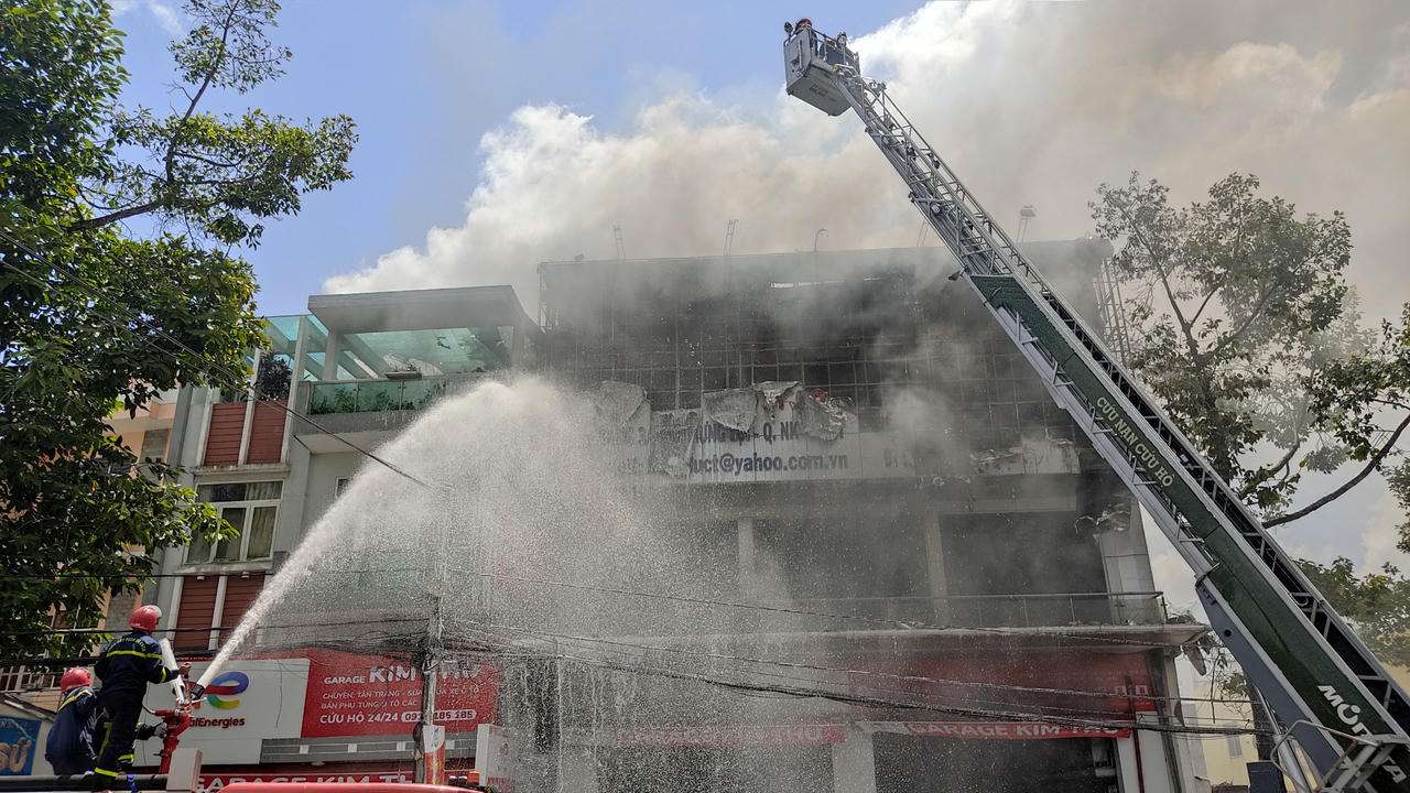Cháy lớn gara ô tô ở Cần Thơ, nhiều người hốt hoảng bỏ chạy