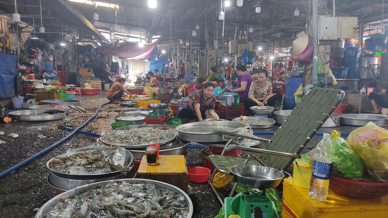 Tiểu thương băn khoăn trước thông tin di dời chợ Vĩnh Long