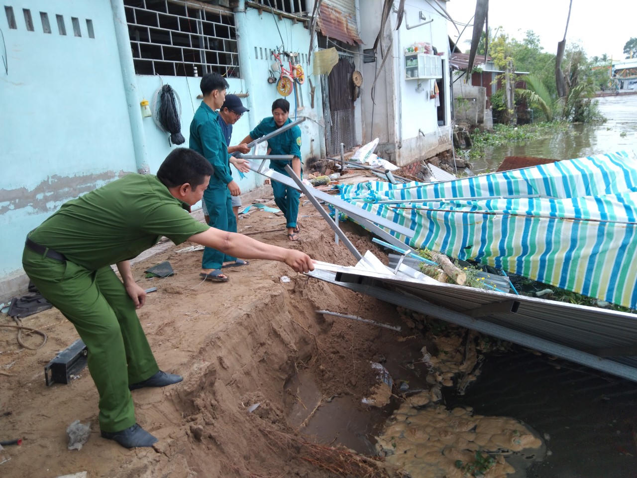 Vĩnh Long: Liên tiếp sạt lở ở sông Măng khiến nhiều người lo sợ