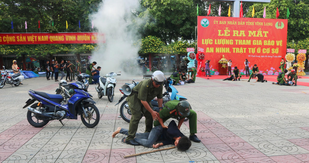 Các địa phương đồng loạt ra mắt lực lượng tham gia bảo vệ ANTT ở cơ sở