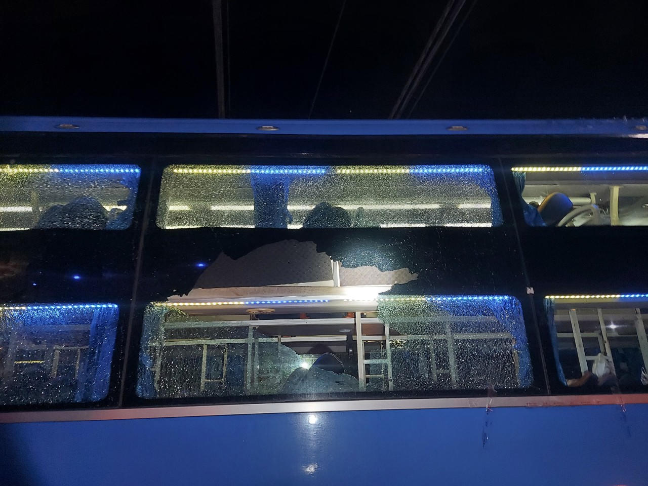 Xác định 2 đối tượng bắn vỡ kính xe khách trên cao tốc Mỹ Thuận – Cần Thơ