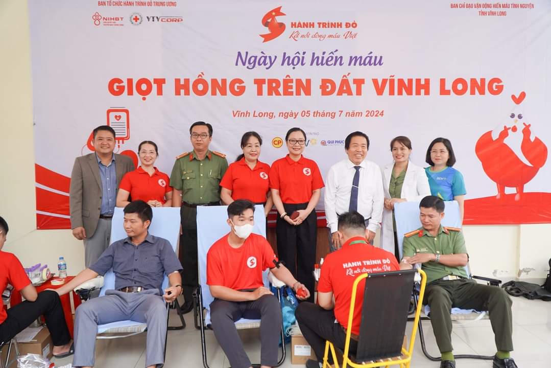 Tiếp nhận 250 đơn vị máu tại Hành trình đỏ - Giọt máu hồng trên đất Vĩnh Long