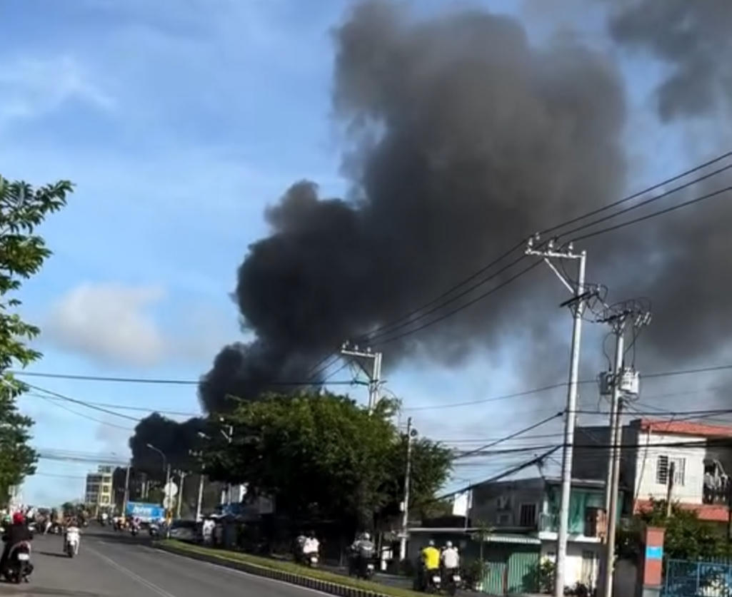 Cháy lớn kho trữ thực phẩm ở TP Vĩnh Long