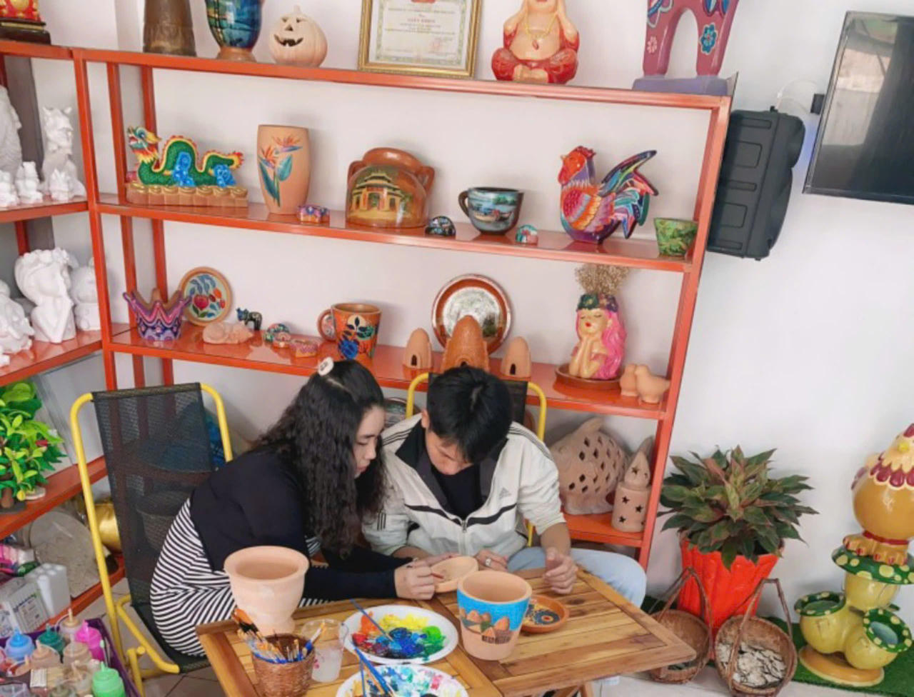 Cô gái 9x thổi hồn vào dòng gốm đỏ trăm năm Mang Thít