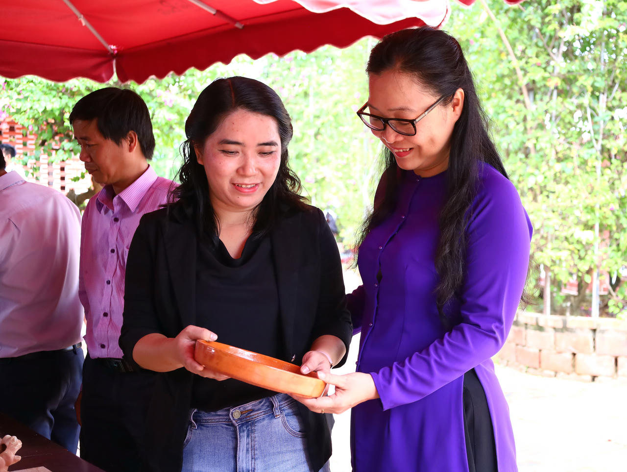 Cô gái 9x thổi hồn vào dòng gốm đỏ trăm năm Mang Thít