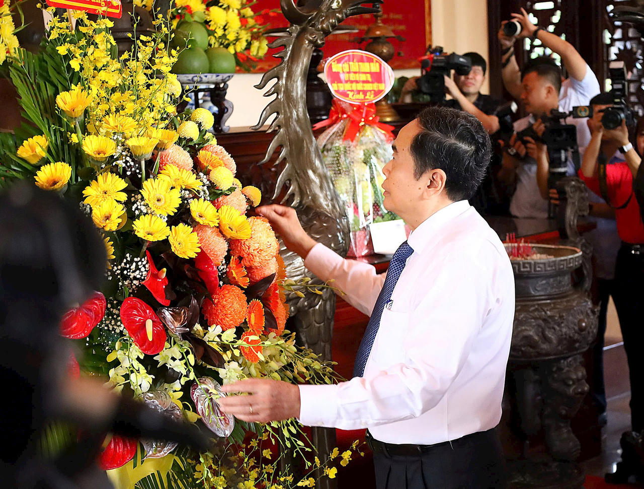 Chủ tịch Quốc hội Trần Thanh Mẫn dâng hương tại 2 khu lưu niệm ở Vĩnh Long