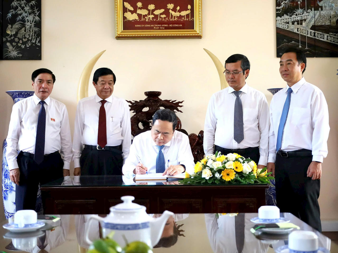 Chủ tịch Quốc hội Trần Thanh Mẫn dâng hương tại 2 khu lưu niệm ở Vĩnh Long