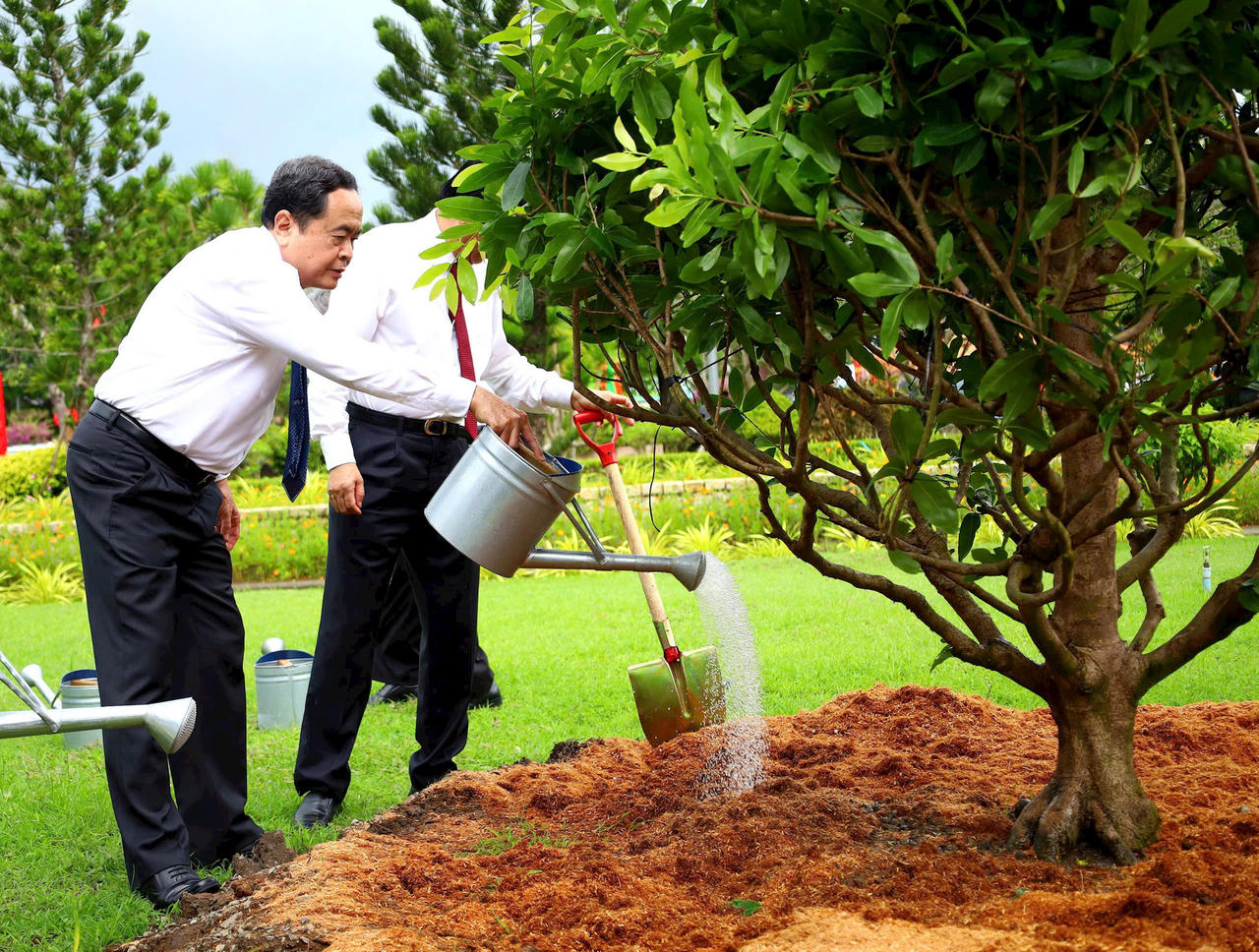 Chủ tịch Quốc hội Trần Thanh Mẫn dâng hương tại 2 khu lưu niệm ở Vĩnh Long