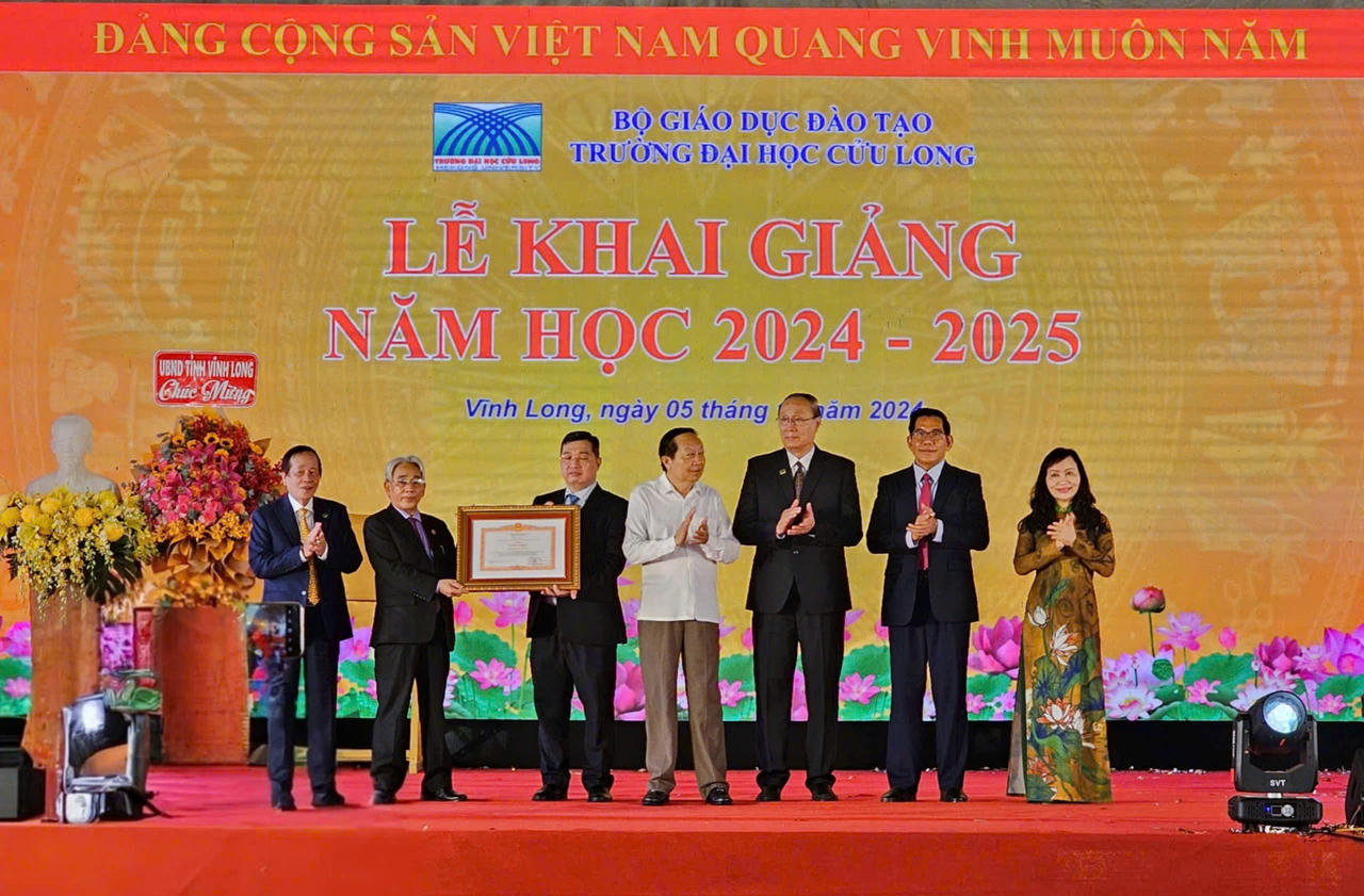 Hơn 40 sinh viên Lào, Campuchia nhập học Trường Đại học Cửu Long