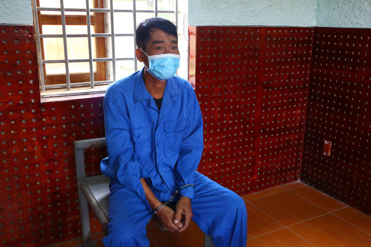 Châm lửa đốt bạn nhậu vì bị ném "mồi"