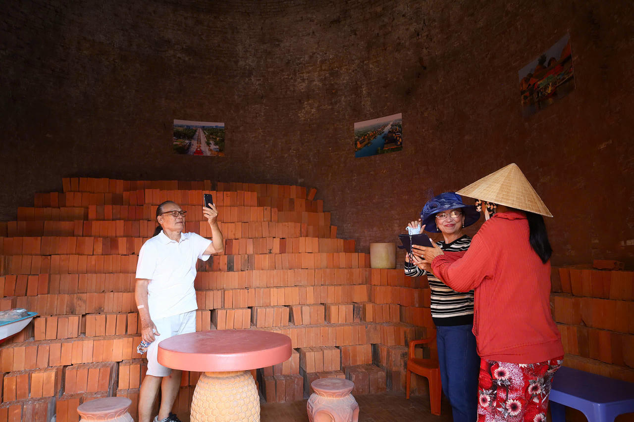 Khai mạc Festival Gạch Gốm đỏ- Kinh tế Xanh tỉnh Vĩnh Long lần I năm 2024