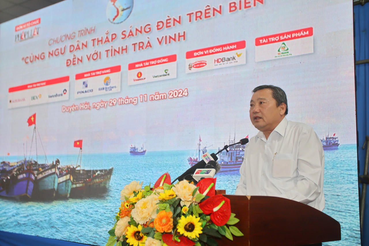 Chương trình 'Cùng ngư dân thắp sáng đèn trên biển' trao quà, học bổng tại Trà Vinh