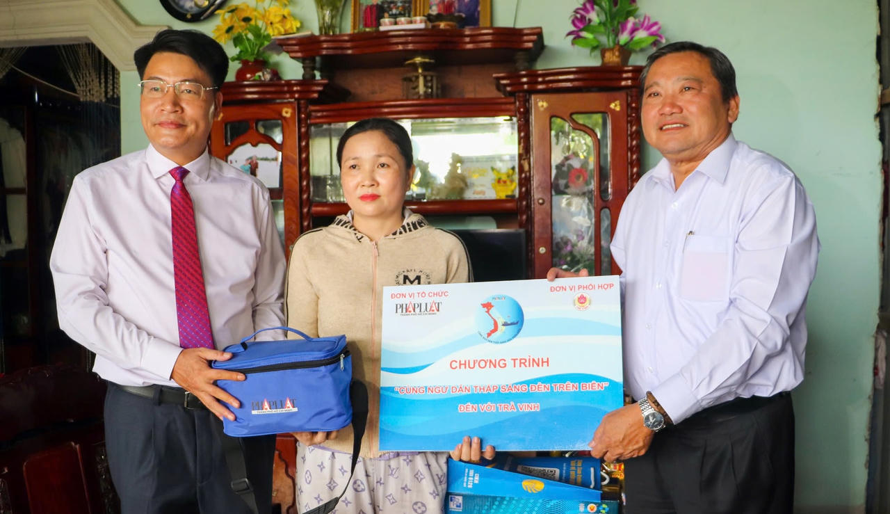 Chương trình 'Cùng ngư dân thắp sáng đèn trên biển' trao quà, học bổng tại Trà Vinh