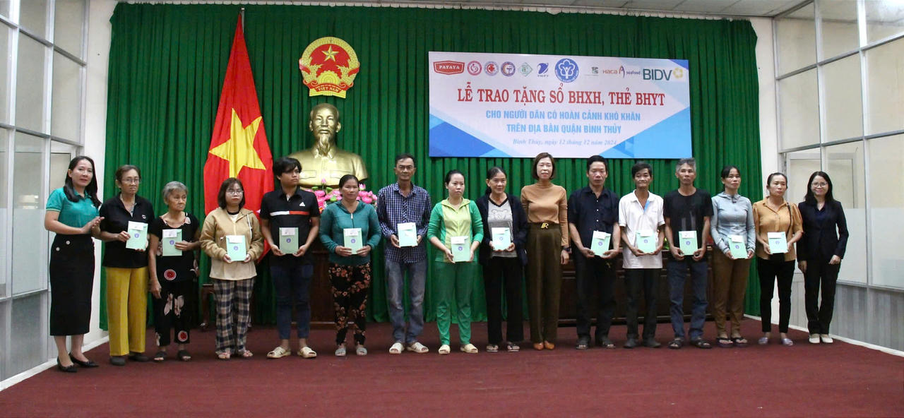 BHXH TP Cần Thơ trao tặng 230 thẻ BHYT, chung tay vì người nghèo để “không ai bị bỏ lại phía sau”