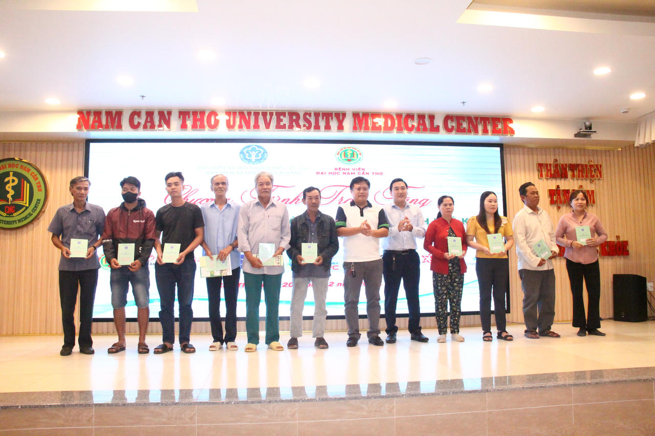 Hơn 600 thẻ BHYT và 75 sổ BHXH trao tay người dân yếu thế tại Cần Thơ