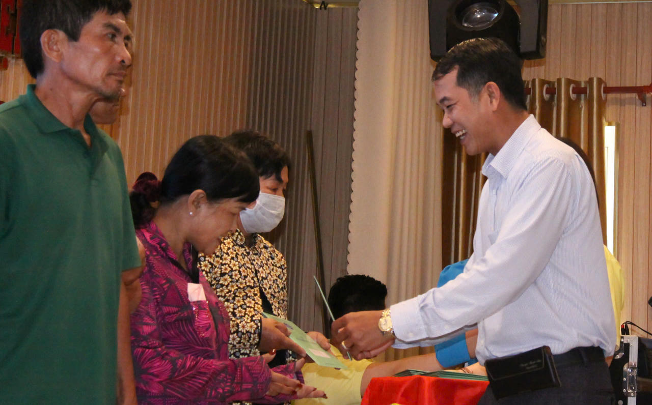 Hơn 600 thẻ BHYT và 75 sổ BHXH trao tay người dân yếu thế tại Cần Thơ