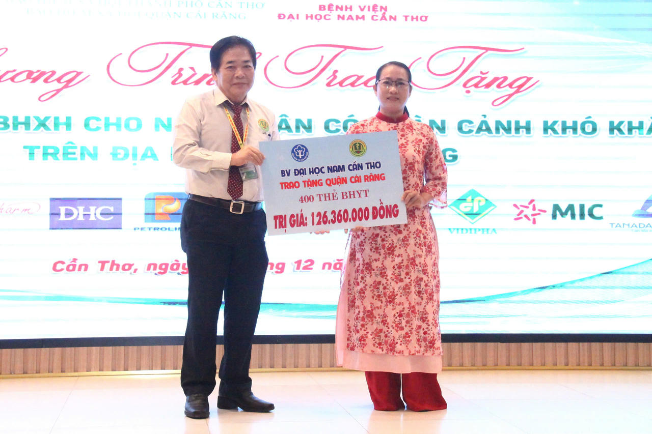 Hơn 600 thẻ BHYT và 75 sổ BHXH trao tay người dân yếu thế tại Cần Thơ