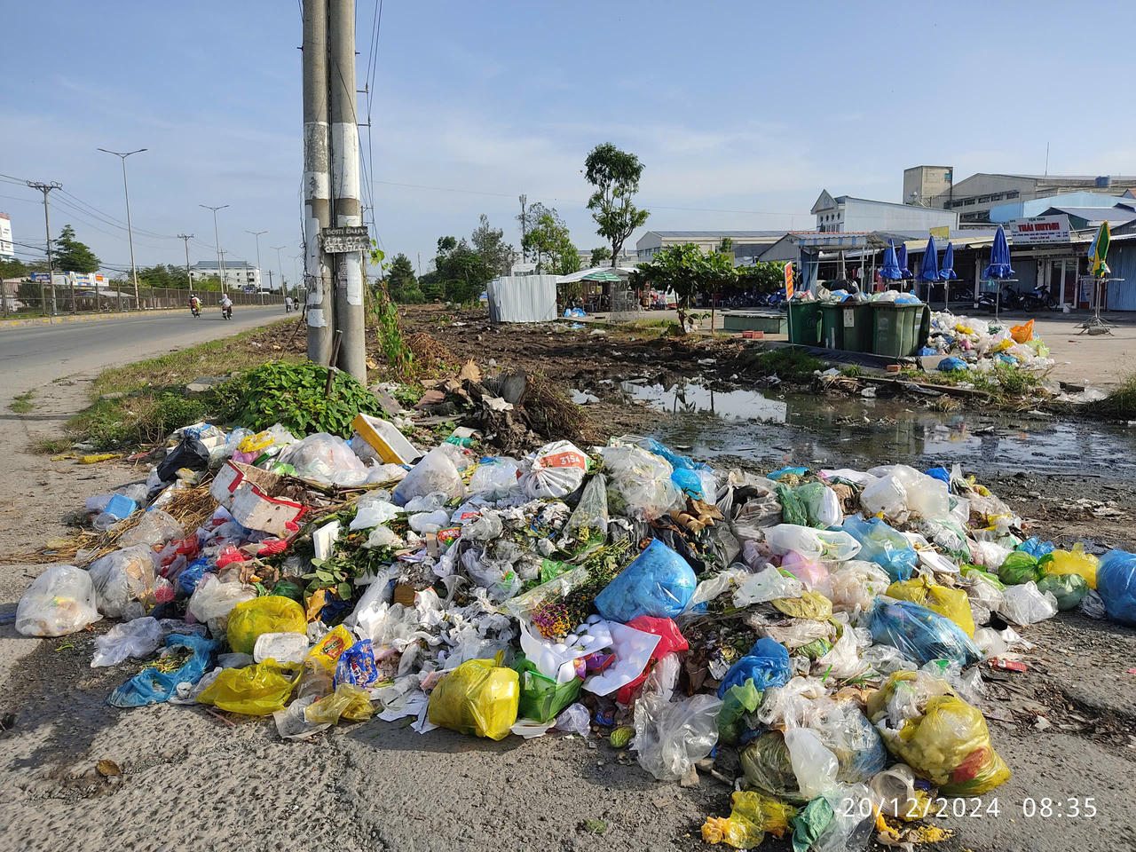 Rác ùn thành đống, mùi nồng nặc nhiều ngày bên đường ở huyện Long Hồ (Vĩnh Long)