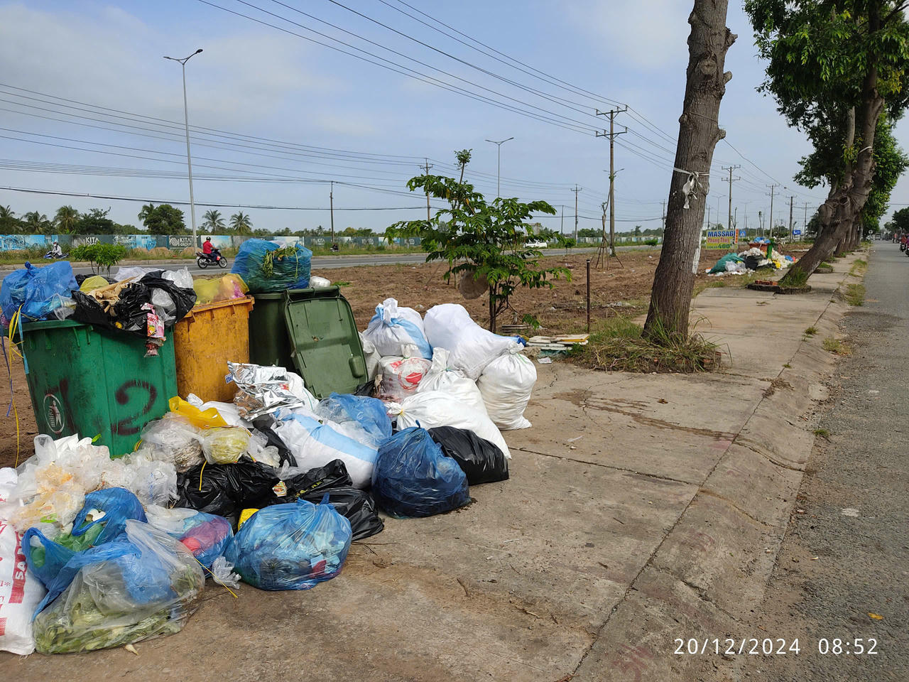 Rác ùn thành đống, mùi nồng nặc nhiều ngày bên đường ở huyện Long Hồ (Vĩnh Long)