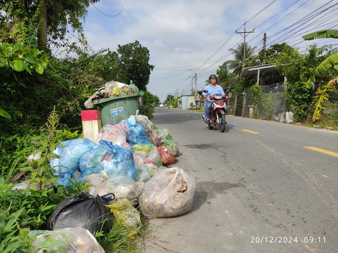 Rác ùn thành đống, mùi nồng nặc nhiều ngày bên đường ở huyện Long Hồ (Vĩnh Long)