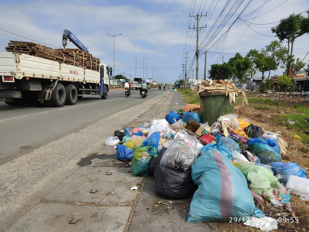 Rác thải chưa được giải quyết dứt điểm, chất đống bên đường ở Long Hồ (Vĩnh Long)