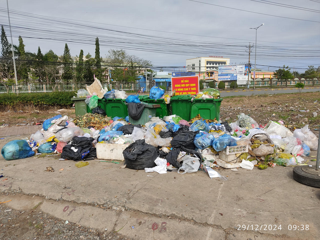 Rác thải chưa được giải quyết dứt điểm, chất đống bên đường ở Long Hồ (Vĩnh Long)