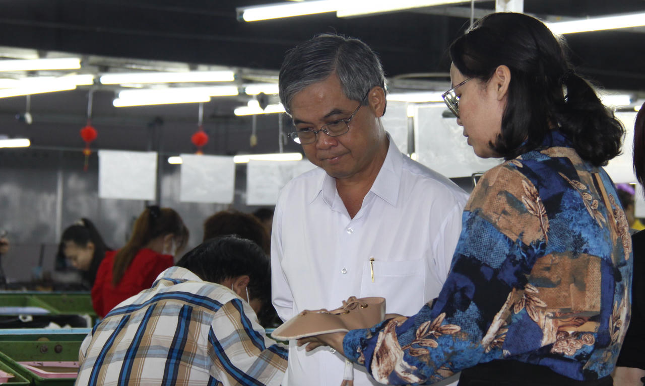Lãnh đạo tỉnh Trà Vinh yêu cầu Công ty TNHH Giày Gia Định - Chi nhánh Trà Vinh giải quyết triệt để vướng mắc với công nhân