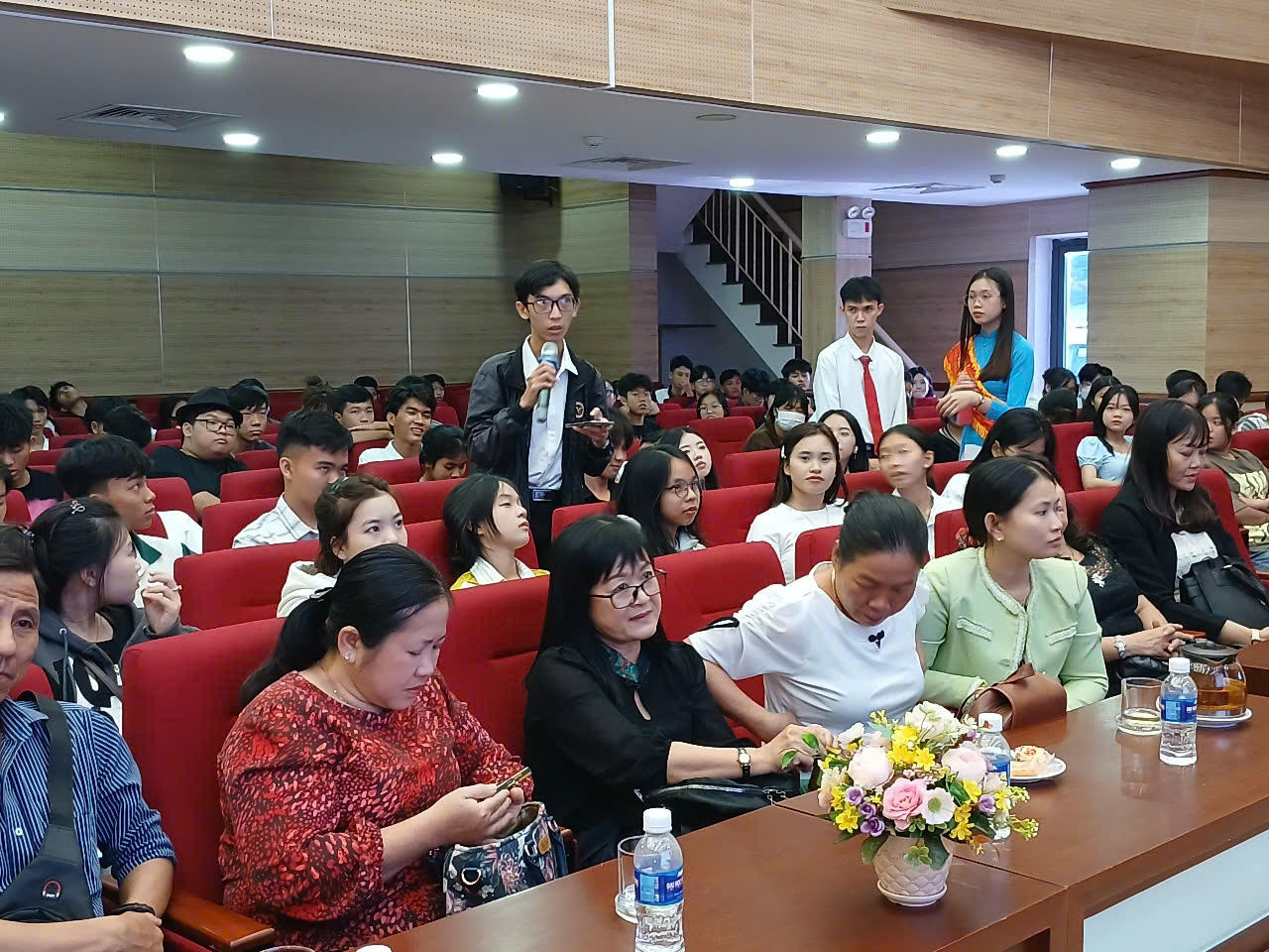 Đông đảo học sinh THPT khu vực ĐBSCL tham gia tư vấn tuyển sinh tại Trường Đại học Cửu Long 