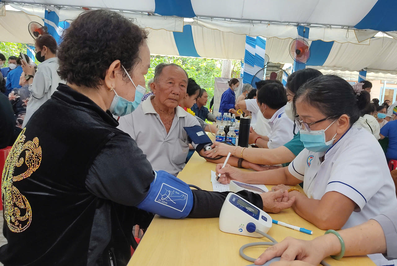 Khám, cấp thuốc miễn phí cho hơn 3.500 người dân ở Vĩnh Long