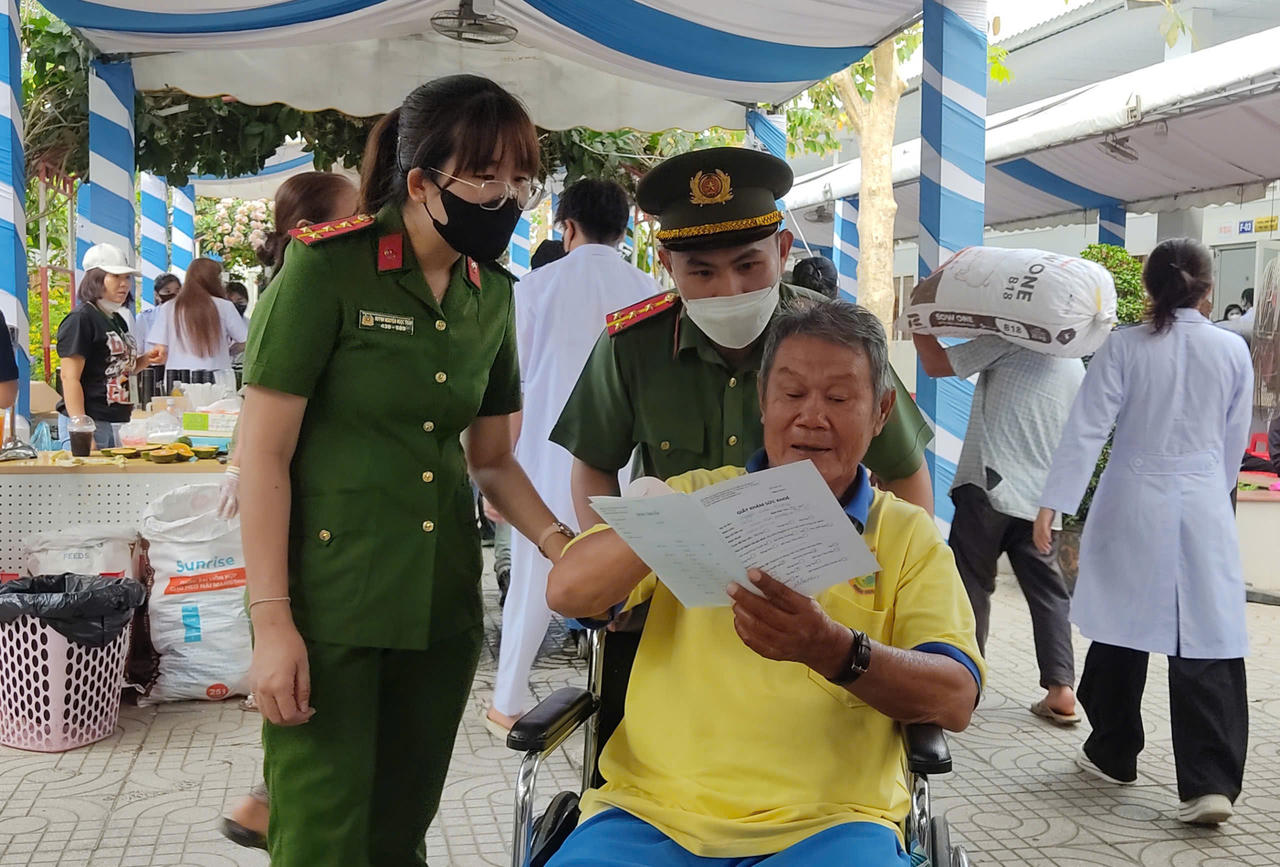 Khám, cấp thuốc miễn phí cho hơn 3.500 người dân ở Vĩnh Long